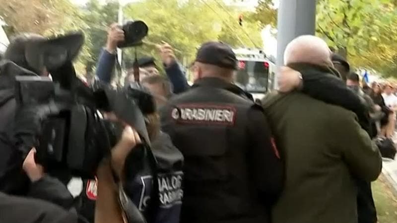 (video) „Slavă Ucrainei”. Provocări la protestul BEP din fața Parlamentului: Un bărbat, imobilizat de carabinieri și scos din mulțime