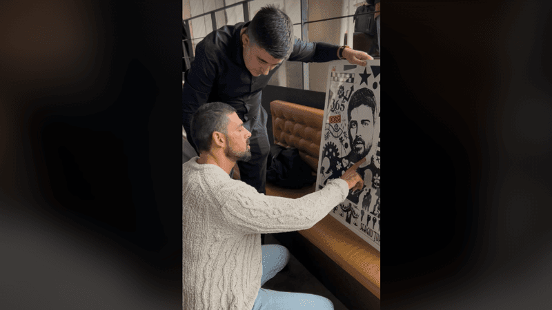 Un pictor moldovean l-a surprins pe renumitul actor italian Michele Morrone cu un tablou personalizat, dăruit chiar pe platoul de filmare