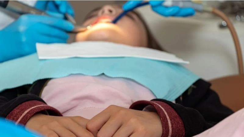 „Ne-a anunţat abia după o oră şi ceva”. Părinții fetiței de doi ani, care a murit într-un cabinet stomatologic din București, revoltați: „Au omorât-o”