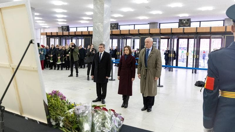 (foto) Maia Sandu, Igor Grosu și Alexandu Munteanu, cu flori la fotografia lui Ilie Ilașcu, de la Palatul Național: Un simbol al luptei pentru suveranitatea și integritatea RM