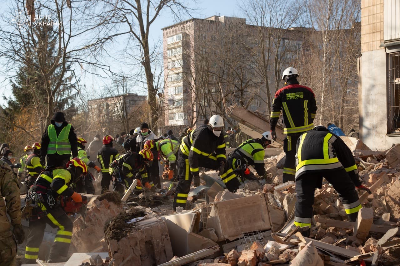 LIVE TEXT/ A crescut numărul victimelor atacului rusesc asupra orașului Ternopil: 25 de morți, inclusiv trei copii, și 73 de răniți. Război în Ucraina, ziua 1363