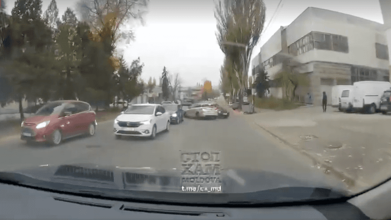 (video) Șmecheria aproape l-a costat viața: Un șofer a vrut să scape de ambuteiaj, a accelerat și a fost la un pas de a intra într-o mașină
