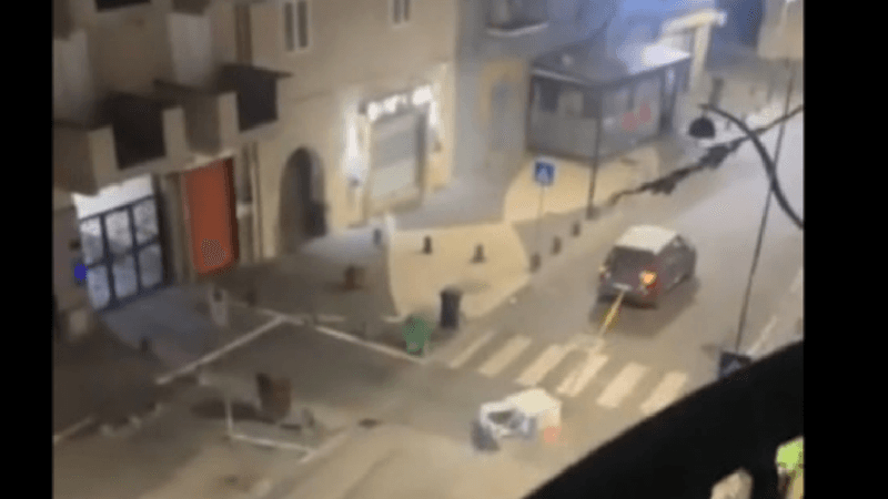 (video) Scene de film pe o stradă din sudul Italiei: Un bancomat tras cu mașina de hoții care l-au furat