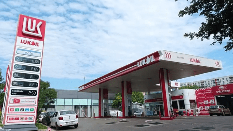 Prima țară europeană în care se închid toate benzinăriile Lukoil din cauza noilor sancțiuni americane