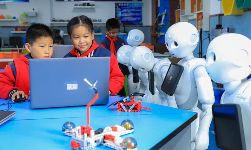 Școlile din Beijing introduc un curs general de educație privind inteligența
artificială